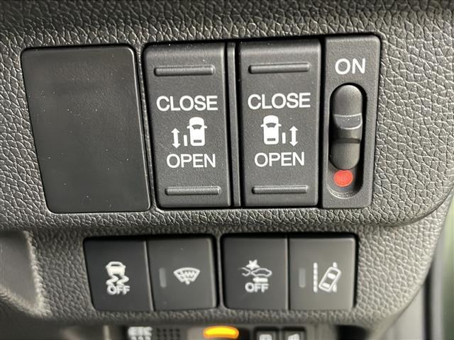 フリードハイブリッド ハイブリッド・クロスターホンダセンシング　４ＷＤ　社外ＳＤナビ　Ｂｌｕｅｔｏｏｔｈ　ＣＤ　ＤＶＤ　フルセグ　バックカメラ　ビルトインＥＴＣ　クルーズコントロール　車線逸脱警報　後方コーナーセンサー　両側パワースライドドア　純正ＡＷ　サンシェー（8枚目）