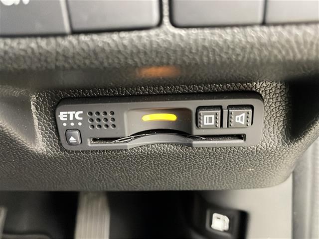 フリードハイブリッド ハイブリッド・クロスターホンダセンシング　４ＷＤ　社外ＳＤナビ　Ｂｌｕｅｔｏｏｔｈ　ＣＤ　ＤＶＤ　フルセグ　バックカメラ　ビルトインＥＴＣ　クルーズコントロール　車線逸脱警報　後方コーナーセンサー　両側パワースライドドア　純正ＡＷ　サンシェー（9枚目）