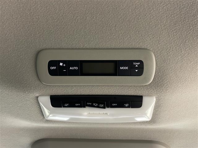 セレナ ハイウェイスターＶ　４ＷＤ　純正ナビ　Ｂｌｕｅｔｏｏｔｈ　ＣＤ　ＤＶＤ　　全方位カメラ　ステアリングヒーター　クルーズコントロール　アイドリングストップ　衝突被害軽減システム　両側パワースライドドア　純正ＡＷ　サンシェー（9枚目）