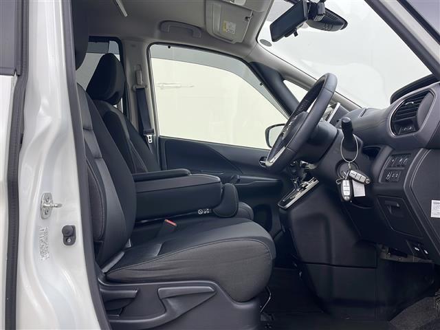 セレナ ハイウェイスターＶ　４ＷＤ　純正ナビ　Ｂｌｕｅｔｏｏｔｈ　ＣＤ　ＤＶＤ　　全方位カメラ　ステアリングヒーター　クルーズコントロール　アイドリングストップ　衝突被害軽減システム　両側パワースライドドア　純正ＡＷ　サンシェー（20枚目）