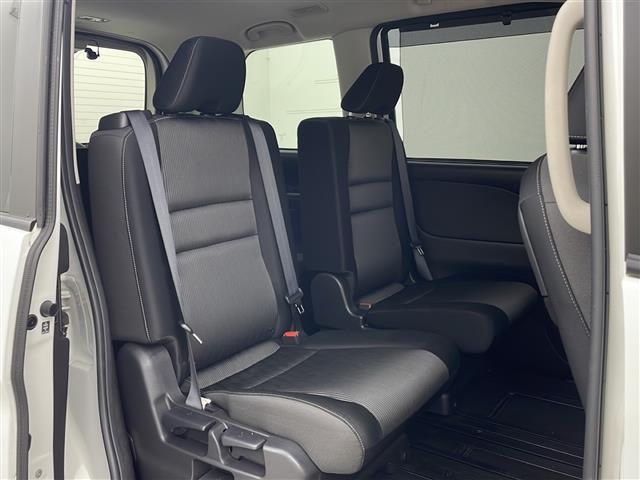 セレナ ハイウェイスターＶ　４ＷＤ　純正ナビ　Ｂｌｕｅｔｏｏｔｈ　ＣＤ　ＤＶＤ　　全方位カメラ　ステアリングヒーター　クルーズコントロール　アイドリングストップ　衝突被害軽減システム　両側パワースライドドア　純正ＡＷ　サンシェー（24枚目）