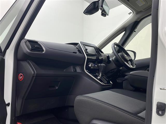 セレナ ハイウェイスターＶ　４ＷＤ　純正ナビ　Ｂｌｕｅｔｏｏｔｈ　ＣＤ　ＤＶＤ　　全方位カメラ　ステアリングヒーター　クルーズコントロール　アイドリングストップ　衝突被害軽減システム　両側パワースライドドア　純正ＡＷ　サンシェー（26枚目）