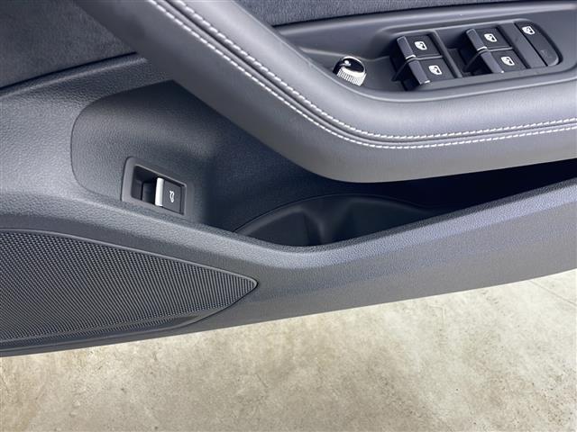Ａ４アバント ４０ＴＤＩクワトロ　Ｓライン　４ＷＤ　純正ナビ　フルセグＴＶ　全方位カメラ　アダプティブクルーズコントロール　パドルシフト　パワーバックドア　ハーフレザーシート　パワーシート　ヒートシーター　ドライブレコーダー　ＥＴＣ２．０（12枚目）
