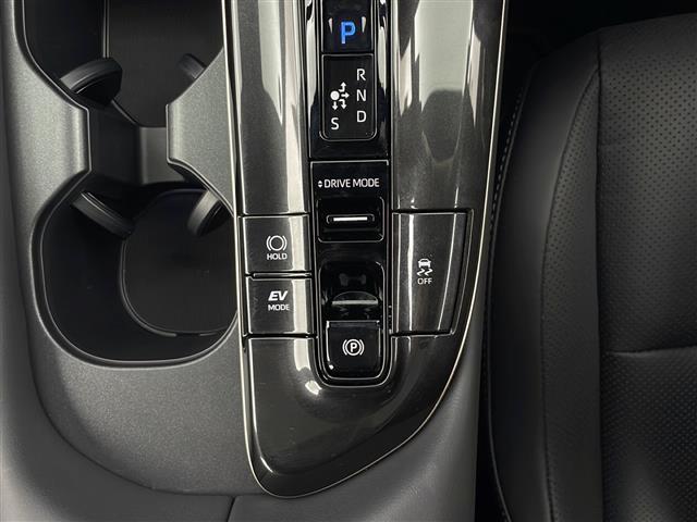 クラウンエステート Ｚ　純正ナビ　ガラスルーフ　全方位カメラ　衝突軽減ブレーキ　レーダークルコン　パドルシフト　ＨＵＤ　ＢＳＭ　置くだけ充電　ＬＥＤライト　前席エアーシート　パワーバックドア　デジタルミラー　電動シート（8枚目）