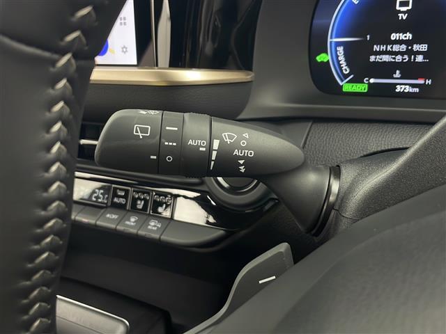 クラウンエステート Ｚ　純正ナビ　ガラスルーフ　全方位カメラ　衝突軽減ブレーキ　レーダークルコン　パドルシフト　ＨＵＤ　ＢＳＭ　置くだけ充電　ＬＥＤライト　前席エアーシート　パワーバックドア　デジタルミラー　電動シート（12枚目）