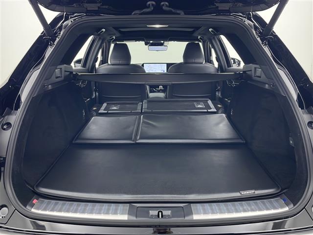 クラウンエステート Ｚ　純正ナビ　ガラスルーフ　全方位カメラ　衝突軽減ブレーキ　レーダークルコン　パドルシフト　ＨＵＤ　ＢＳＭ　置くだけ充電　ＬＥＤライト　前席エアーシート　パワーバックドア　デジタルミラー　電動シート（27枚目）