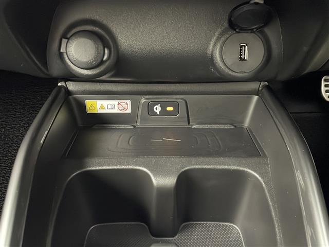 フロンクス ベースグレード　４ＷＤ　純正ナビ　全方位カメラ　アダプティブクルーズコントロール　ハーフレザーシート　シートヒーター　ワイヤレス充電　ヘッドアップディスプレイ　ヒルディセントコントロール　パドルシフト　ＡＷ付冬タイヤ（4枚目）