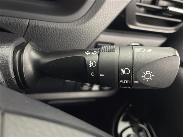 ヴォクシー ＺＳ　煌ＩＩＩ　４ＷＤ　トヨタセーフティセンス　純正ナビ　フルセグ　バックカメラ　両側パワースライドドア　ハーフレザー　クルーズコントロール　ＬＥＤオートライト　前後クリアランスソナー　スマートキー　ＥＴＣ　ドラレコ（10枚目）