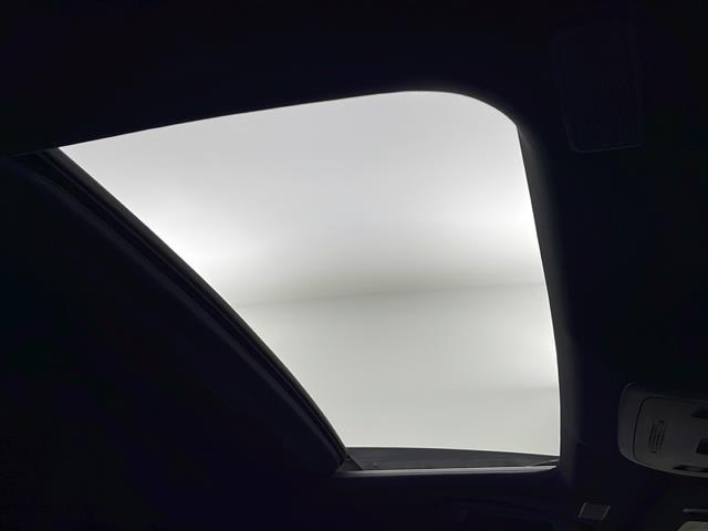 クラウンハイブリッド ＲＳアドバンス　Ｆｏｕｒ　４ＷＤ　サンルーフ　白革シート　純正ナビ　フルセグＴＶ　バックカメラ　純正ドライブレコーダー　ビルトインＥＴＣ　ＵＳＢポート　電動パーキングブレーキ　オートブレーキホールド　トヨタセーフティセンス（3枚目）