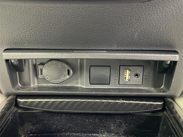 クラウンハイブリッド ＲＳアドバンス　Ｆｏｕｒ　４ＷＤ　サンルーフ　白革シート　純正ナビ　フルセグＴＶ　バックカメラ　純正ドライブレコーダー　ビルトインＥＴＣ　ＵＳＢポート　電動パーキングブレーキ　オートブレーキホールド　トヨタセーフティセンス（17枚目）