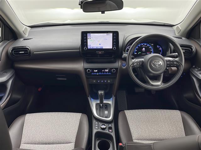 ヤリスクロス ハイブリッドＺ　４ＷＤ　純正ディスプレイオーディオ　バックカメラ　ハーフレザーシート　衝突軽減装置　レーンキープアシスト　横滑り防止装置　コーナーセンサー　クルーズコントロール　オートブレーキホールド　オートライト（2枚目）