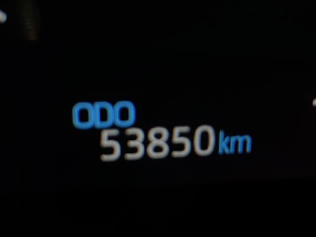 ヤリスクロス ハイブリッドＺ　４ＷＤ　純正ディスプレイオーディオ　バックカメラ　ハーフレザーシート　衝突軽減装置　レーンキープアシスト　横滑り防止装置　コーナーセンサー　クルーズコントロール　オートブレーキホールド　オートライト（6枚目）