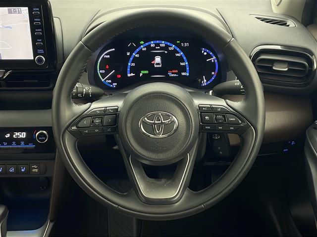 ヤリスクロス ハイブリッドＺ　４ＷＤ　純正ディスプレイオーディオ　バックカメラ　ハーフレザーシート　衝突軽減装置　レーンキープアシスト　横滑り防止装置　コーナーセンサー　クルーズコントロール　オートブレーキホールド　オートライト（7枚目）