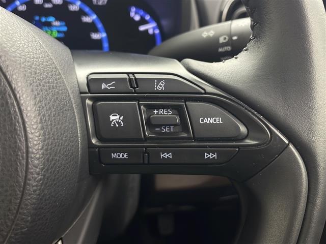 ヤリスクロス ハイブリッドＺ　４ＷＤ　純正ディスプレイオーディオ　バックカメラ　ハーフレザーシート　衝突軽減装置　レーンキープアシスト　横滑り防止装置　コーナーセンサー　クルーズコントロール　オートブレーキホールド　オートライト（9枚目）