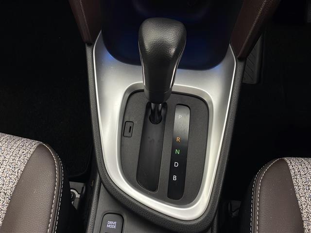 ヤリスクロス ハイブリッドＺ　４ＷＤ　純正ディスプレイオーディオ　バックカメラ　ハーフレザーシート　衝突軽減装置　レーンキープアシスト　横滑り防止装置　コーナーセンサー　クルーズコントロール　オートブレーキホールド　オートライト（13枚目）