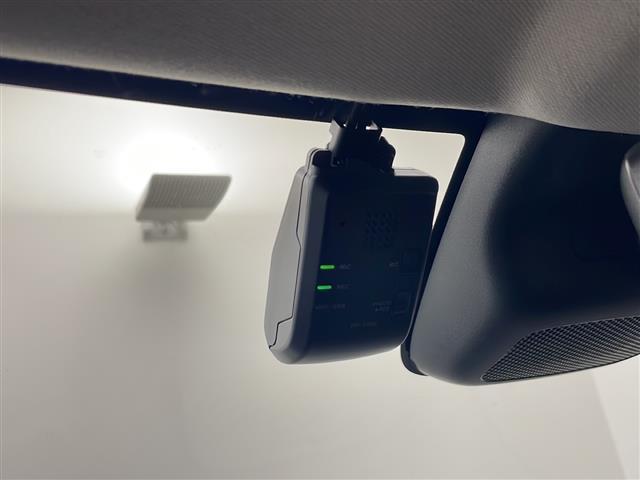 ヴェゼル ｅ：ＨＥＶ　Ｚ　純正ディスプレイオーディオ　バックカメラ　純正ＡＷ　ＬＥＤヘッドライト　ハーフレザーシート　ステアリングヒーター　スマートキー　パドルシフト　前席シートヒーター　ＥＴＣ　前後ドライブレコーダー（5枚目）