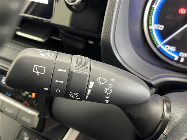 ヴォクシー ハイブリッドＳ－Ｚ　寒冷地仕様　トヨタチームメイト　純正１０．５インチナビ　ＣＤ　ＤＶＤ　フルセグ　パノラミックビューモニター　フリップダウンモニター　両側パワースライドドア　ＬＥＤオートライト　スマートキー　ＥＴＣ（10枚目）