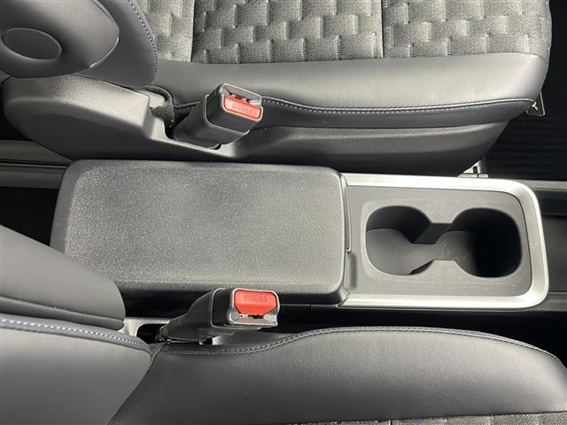 ヴォクシー ハイブリッドＳ－Ｚ　寒冷地仕様　トヨタチームメイト　純正１０．５インチナビ　ＣＤ　ＤＶＤ　フルセグ　パノラミックビューモニター　フリップダウンモニター　両側パワースライドドア　ＬＥＤオートライト　スマートキー　ＥＴＣ（19枚目）