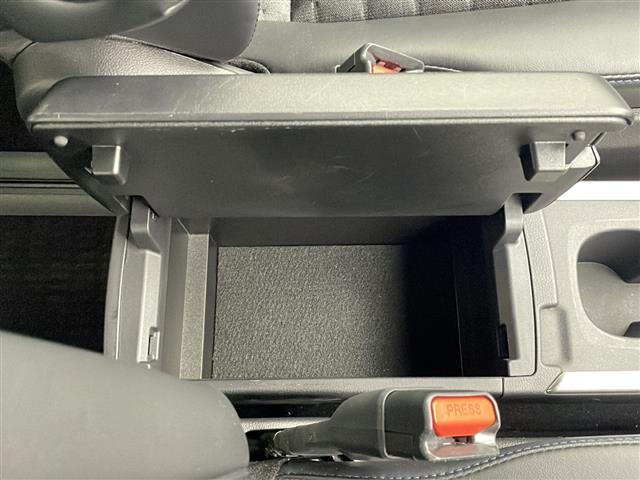 ヴォクシー ハイブリッドＳ－Ｚ　寒冷地仕様　トヨタチームメイト　純正１０．５インチナビ　ＣＤ　ＤＶＤ　フルセグ　パノラミックビューモニター　フリップダウンモニター　両側パワースライドドア　ＬＥＤオートライト　スマートキー　ＥＴＣ（20枚目）