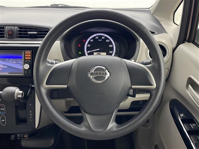 デイズ Ｘ　禁煙車　純正ＳＤナビ　アラウンドビューモニター　ＨＩＤライト　社外１４インチアルミホイール　アイドリングストップ　ＵＳＢポート　フルセグＴＶ　オートエアコン　純正フロアマット　スマートキー　ＥＴＣ（7枚目）