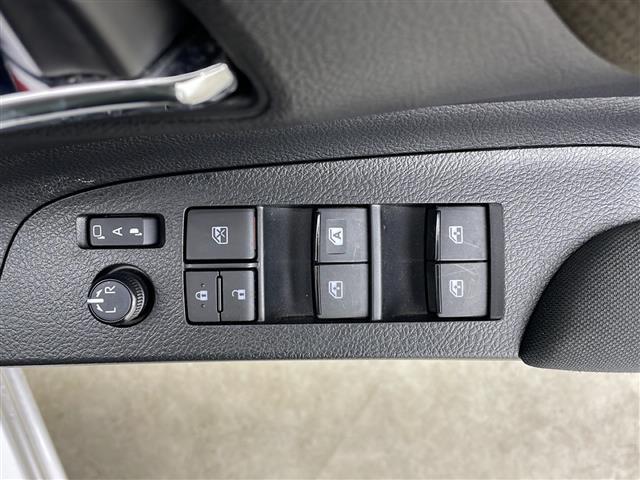 シエンタ Ｇ　クエロ　４ＷＤ　トヨタセーフティセンス　純正ＳＤナビ　フルセグ　バックカメラ　両側パワースライドドア　ハーフレザーシート　クリアランスソナー　ＬＥＤオートライト　革巻きステアリング　スマートキー　ＥＴＣ（11枚目）