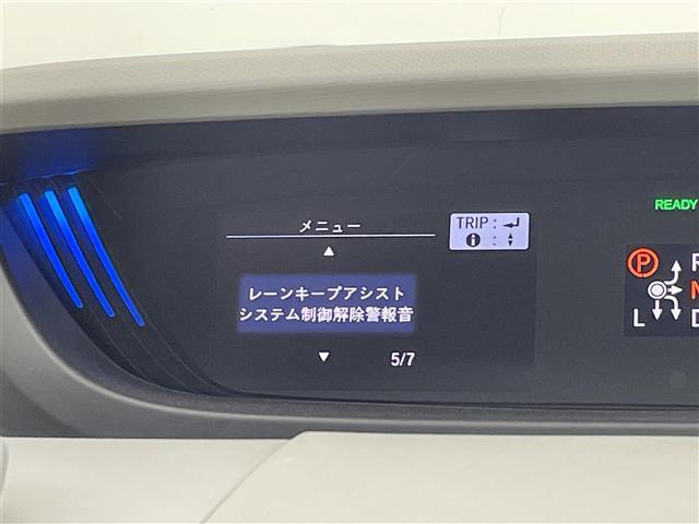 フリードハイブリッド ハイブリッド・Ｇホンダセンシング　社外７型ナビ（ＣＤ，ＤＶＤ，ＢＴ，フルセグＴＶ）　ＡＣＣ　Ｂカメラ　衝突軽減防止　レーンキープ　アクセル踏み間違い防止　横滑り防止　両側電動スライドドア　シートヒーター　ビルトインＥＴＣ　ワンオーナー（8枚目）