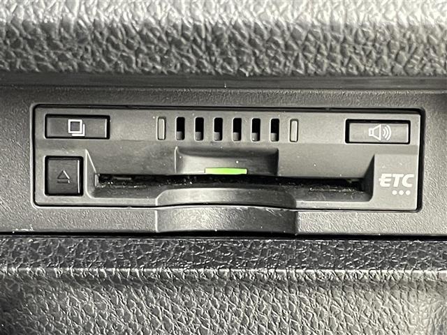 ヴォクシー ハイブリッドＺＳ　煌ＩＩ　純正９型ナビ　バックカメラ　前後ドライブレコーダー　ビルトインＥＴＣ　デジタルルームミラー　コーナーセンサー　衝突被害軽減ブレーキ　レーンキープ　両側電動スライドドア　ＬＥＤ　純正ＡＷサマータイヤ車載（8枚目）