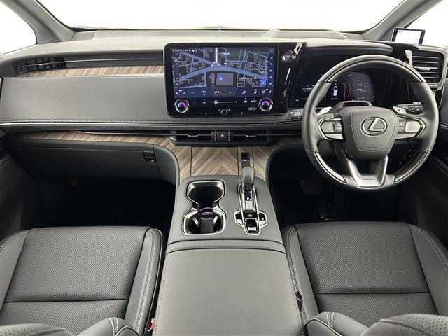 ＬＭ ＬＭ５００ｈ　エグゼクティブ　ガラスルーフ　１４型ＤＡナビ　４８型大型ワイドディスプレイ　冷蔵庫　リヤシートエンターテインメントシステム　リヤクライメイトコンシェルジュ　マークレビンソン　両側電動スライドドア　ユニバーサルステップ（2枚目）