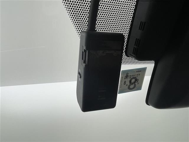 プリウス Ｓツーリングセレクション　ＴＲＤフルエアロ　純正８型ナビ（フルセグＴＶ）　バックカメラ　ビルトインＥＴＣ　前方ドラレコ　レーダークルコン　コーナーセンサー　衝突軽減　レーンキープ　ＰＫＳＢ　ステアリングリモコン　シートヒーター（13枚目）