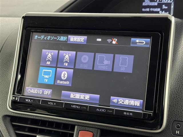 ノア Ｓｉ　フリップダウンモニター　純正ナビ（ＢＴ，フルセグＴＶ）　バックカメラ　ビルトインＥＴＣ　衝突軽減ブレーキ　レーンキープ　アイドリングストップ　方側電動スライドドア　ＭＴモード付き　純正１６インチＡＷ（4枚目）