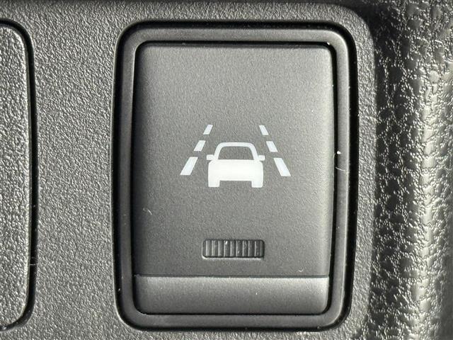 ノート ｅ－パワーオーテック　純正ナビ（フルセグＴＶ）　アラウンドビューモニター　ＥＴＣ２．０　前方ドラレコ　デジタルルームミラー　クルーズコントロール　コーナーセンサー　エマージェンシーブレーキ　レーンキープ　純正１５インチＡＷ（9枚目）