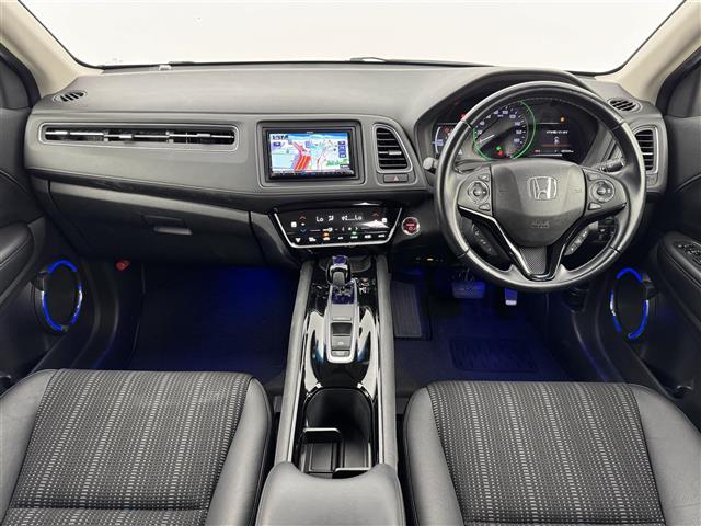 ヴェゼル ハイブリッドＺ・ホンダセンシング　社外ナビ／フルセグＴＶ　バックカメラ　ホンダセンシング　衝突軽減ブレーキ　レーンキープ　ＥＣＯＮ　ＥＴＣ　ドラレコ　パドルシフト　ハーフレザーシート　純正１７インチアルミホイール　ＬＥＤヘッドライト（2枚目）