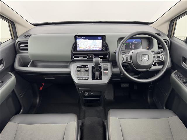フリード ｅ：ＨＥＶクロスター　登録済未使用車　純正ナビ／フルセグＴＶ　バックカメラ　アダプティブクルコン　コーナーセンサー　衝突軽減　レーンキープ　アクセル踏み間違い防止　ＢＳＭ　両側電動スライドドア　シートヒーター　ＬＥＤライト（2枚目）