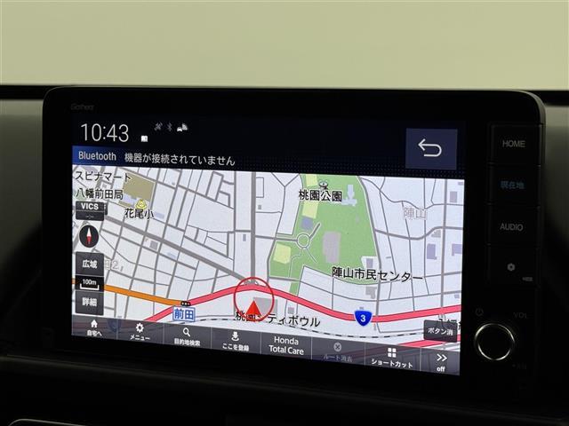 フリード ｅ：ＨＥＶクロスター　登録済未使用車　純正ナビ／フルセグＴＶ　バックカメラ　アダプティブクルコン　コーナーセンサー　衝突軽減　レーンキープ　アクセル踏み間違い防止　ＢＳＭ　両側電動スライドドア　シートヒーター　ＬＥＤライト（3枚目）
