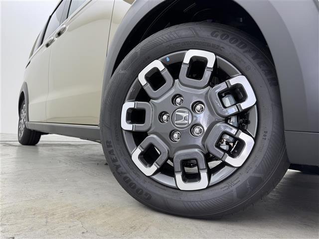 フリード ｅ：ＨＥＶクロスター　登録済未使用車　純正ナビ／フルセグＴＶ　バックカメラ　アダプティブクルコン　コーナーセンサー　衝突軽減　レーンキープ　アクセル踏み間違い防止　ＢＳＭ　両側電動スライドドア　シートヒーター　ＬＥＤライト（18枚目）
