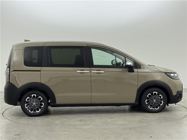 フリード ｅ：ＨＥＶクロスター　登録済未使用車　純正ナビ／フルセグＴＶ　バックカメラ　アダプティブクルコン　コーナーセンサー　衝突軽減　レーンキープ　アクセル踏み間違い防止　ＢＳＭ　両側電動スライドドア　シートヒーター　ＬＥＤライト（40枚目）
