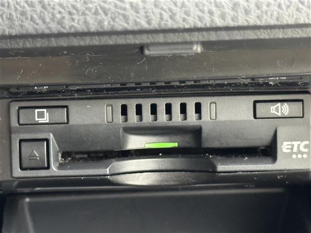 カムリ Ｇ　純正９型ナビ／フルセグＴＶ　バックカメラ　ビルトインＥＴＣ　前後ドライブレコーダー　コーナーセンサー　レーダークルコン　衝突軽減ブレーキ　レーンキープ　ＢＳＭ　ＰＫＳＢ　ＭＴモード付ＡＴ　パワーシート（12枚目）