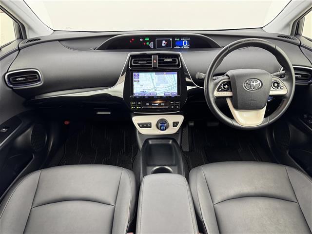 プリウス Ｓツーリングセレクション　純正９型ナビ／フルセグＴＶ　バックカメラ　前方ドライブレコーダー　コーナーセンサー　プッシュスタート　横滑り防止装置　シートヒーター　電動格納式ドアミラー　純正フロアマット　純正１７インチＡＷ（2枚目）