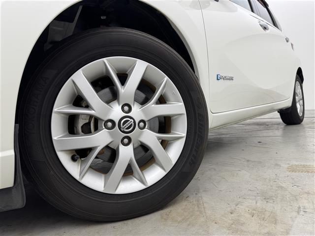 ノート ｅ－パワー　Ｘ　純正ナビ　全方位カメラ　エマージェンシーブレーキ　レーンキープ　コーナーセンサー　車両接近通報装置　盗難防止装置　レーダークルコン　ドライブモード　デジタルルームミラー　ＥＴＣ　純正ＡＷ　ＬＥＤライト（41枚目）