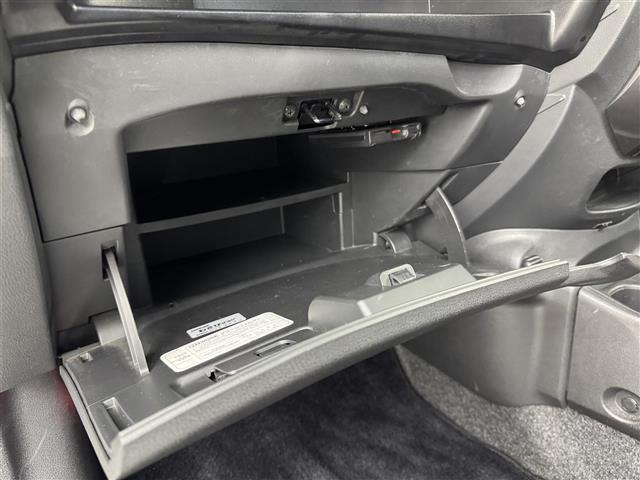 ノート ｅ－パワーニスモ　エアロ　純正ナビ　デジタルルームミラー　全方位カメラ　ＥＴＣ　ドライブレコーダー　衝突被害軽減システム　レーンキープ　コーナーセンサー　横滑り防止装置　オートライト　純正１６インチアルミホイール（32枚目）