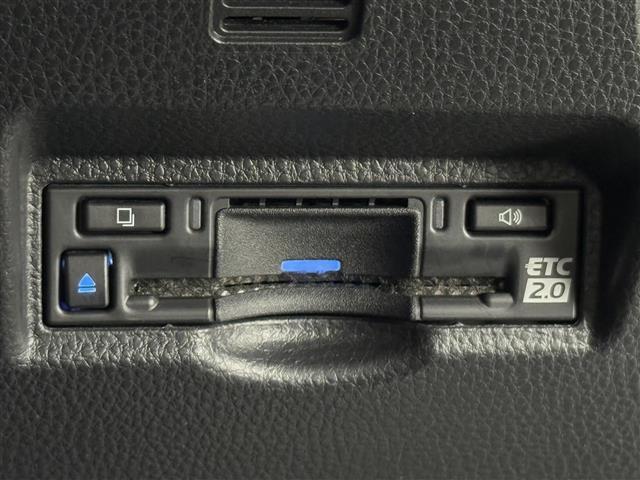 ヴォクシー ハイブリッドS-Z 純正14型後席モニター 純正10.5型DAナビ 快適利便パッケージ ユニバーサルステップ トヨタセーフティセンス アクセル踏み間違い防止 両側電動スライドドア パワーバックドア シートヒーター ETC(7枚目)