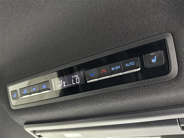 ヴォクシー ハイブリッドS-Z 純正14型後席モニター 純正10.5型DAナビ 快適利便パッケージ ユニバーサルステップ トヨタセーフティセンス アクセル踏み間違い防止 両側電動スライドドア パワーバックドア シートヒーター ETC(11枚目)