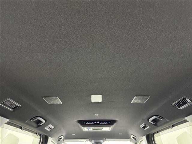 ヴォクシー ハイブリッドS-Z 純正14型後席モニター 純正10.5型DAナビ 快適利便パッケージ ユニバーサルステップ トヨタセーフティセンス アクセル踏み間違い防止 両側電動スライドドア パワーバックドア シートヒーター ETC(33枚目)