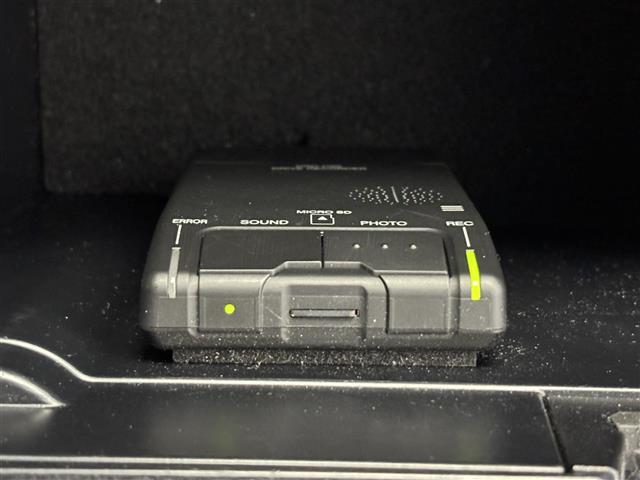 ハリアー エレガンス　Ｇ’ｓ　純正ナビ／フルセグＴＶ　バックカメラ　ＥＴＣ　衝突軽減ブレーキ　レーンキープ　横滑り防止装置　アイドリングストップ　ＭＴモード付ＡＴ　ハーフレザー　パワーシート　純正１９インチＡＷ　ＬＥＤヘッドライト（9枚目）