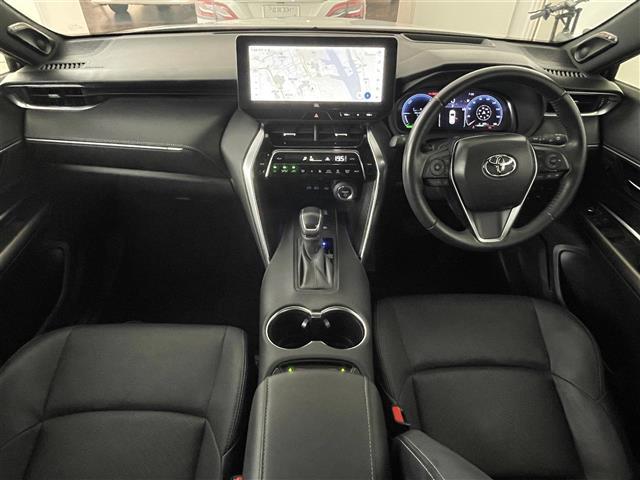 ハリアーハイブリッド Ｚ　レザーパッケージ　ガラスルーフ　純正１２．３型ＤＡナビ／全方位カメラ　ＪＢＬ　デジタルルームミラー　トヨタセーフティセンス　アクセル踏み間違い防止　ＨＵＤ　シートヒーター／ベンチレーション　ステアリングヒーター　ＬＥＤ（2枚目）
