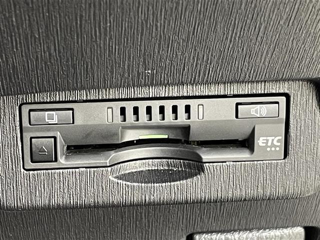 プリウスアルファ Sツーリングセレクション・G’s GS'エアロ 純正ナビ/フルセグTV バックカメラ ビルトインETC コーナーセンサー 横滑り防止装置 フォグランプ ハーフレザーシート プッシュスタート ステアリングリモコン GS'18インチAW(6枚目)