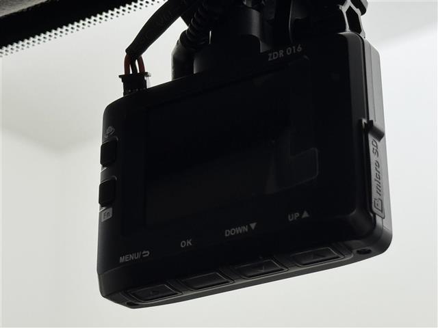 ノート オーテック　ＦＯＵＲ　純正ナビ／フルセグＴＶ　全方位カメラ　ワイヤレス充電　デジタルルームミラー　プロパイロット　エマージェンシーブレーキ　レーンキープ　ＢＳＭ　アクセル踏み間違い防止　シートヒーター　ステアリングヒーター（13枚目）