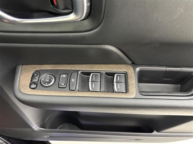 ステップワゴン ｅ：ＨＥＶスパーダ　無限エアロ／マフラー／１９インチＡＷ　純正１５．６インチフリップダウンモニター　純正ナビ　ＥＴＣ　前後ドラレコ　全方位カメラ　両側パワースライドドア　レーダークルコン　衝突軽減システム　シートヒーター（32枚目）