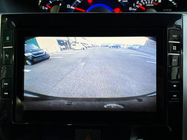 【バックモニター】後ろのカメラの映像がモニターに映し出されるので、後方の見えない死角や、障害物との距離感などもしっかり安全確認することができます！