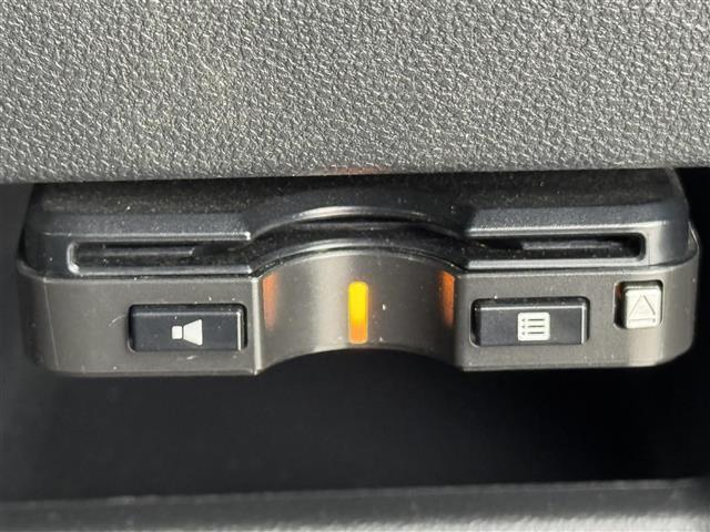 ◆【ＥＴＣ】有料道路を利用する際に料金所で停止することなく通過できる、ＥＴＣ車載器（ノンストップ自動料金収受システム機器）が装備されています。セットアップを行うことで利用可能になります。